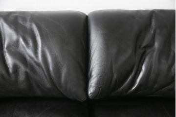 中古　美品　Cassina(カッシーナ)　MARALUNGA(マラルンガ)　本革(レザー)　ブラックカラーが高級感を高める2人掛けソファ(2P、二人掛け)(定価約180万円)(R-055426)