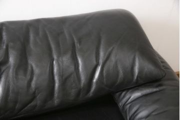 中古　美品　Cassina(カッシーナ)　MARALUNGA(マラルンガ)　本革(レザー)　ブラックカラーが高級感を高める2人掛けソファ(2P、二人掛け)(定価約180万円)(R-055426)