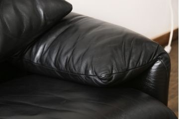 中古　美品　Cassina(カッシーナ)　MARALUNGA(マラルンガ)　本革(レザー)　ブラックカラーが高級感を高める2人掛けソファ(2P、二人掛け)(定価約180万円)(R-055426)