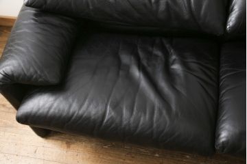 中古　美品　Cassina(カッシーナ)　MARALUNGA(マラルンガ)　本革(レザー)　ブラックカラーが高級感を高める2人掛けソファ(2P、二人掛け)(定価約180万円)(R-055426)