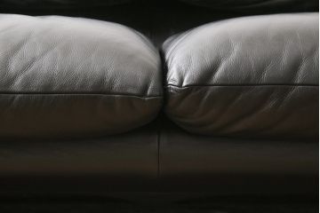 中古　美品　Cassina(カッシーナ)　MARALUNGA(マラルンガ)　本革(レザー)　ブラックカラーが高級感を高める2人掛けソファ(2P、二人掛け)(定価約180万円)(R-055426)