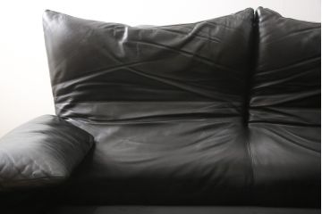 中古　美品　Cassina(カッシーナ)　MARALUNGA(マラルンガ)　本革(レザー)　ブラックカラーが高級感を高める2人掛けソファ(2P、二人掛け)(定価約180万円)(R-055426)