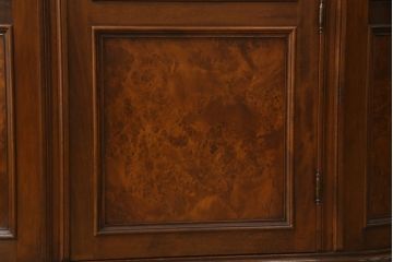中古　美品　イタリア高級家具　クラシカルな雰囲気を醸し出すキャビネット(キュリオケース、チャイナキャビネット、コレクションケース、ガラスケース)(R-055429)