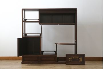 中古　美品　在銘有り　作家物　蒔絵入り　松竹梅・貝柄　総紫檀材(シタン)　丁寧な作り込みの指物が上質な雰囲気を醸し出す高級飾り棚(違い棚、茶棚、戸棚)(R-055430)