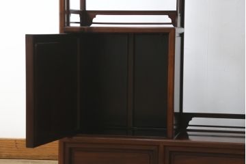 中古　美品　在銘有り　作家物　蒔絵入り　松竹梅・貝柄　総紫檀材(シタン)　丁寧な作り込みの指物が上質な雰囲気を醸し出す高級飾り棚(違い棚、茶棚、戸棚)(R-055430)