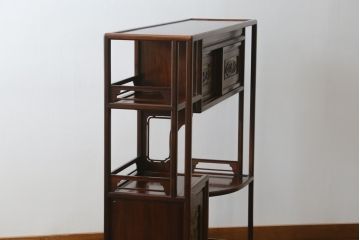 中古　美品　在銘有り　作家物　蒔絵入り　松竹梅・貝柄　総紫檀材(シタン)　丁寧な作り込みの指物が上質な雰囲気を醸し出す高級飾り棚(違い棚、茶棚、戸棚)(R-055430)