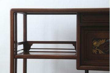 中古　美品　在銘有り　作家物　蒔絵入り　松竹梅・貝柄　総紫檀材(シタン)　丁寧な作り込みの指物が上質な雰囲気を醸し出す高級飾り棚(違い棚、茶棚、戸棚)(R-055430)