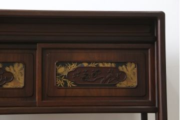 中古　美品　在銘有り　作家物　蒔絵入り　松竹梅・貝柄　総紫檀材(シタン)　丁寧な作り込みの指物が上質な雰囲気を醸し出す高級飾り棚(違い棚、茶棚、戸棚)(R-055430)