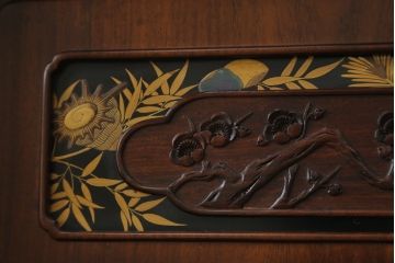 中古　美品　在銘有り　作家物　蒔絵入り　松竹梅・貝柄　総紫檀材(シタン)　丁寧な作り込みの指物が上質な雰囲気を醸し出す高級飾り棚(違い棚、茶棚、戸棚)(R-055430)