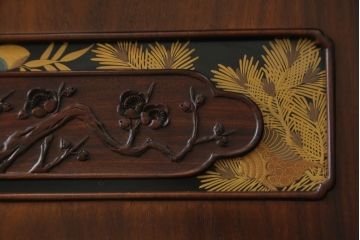 中古　美品　在銘有り　作家物　蒔絵入り　松竹梅・貝柄　総紫檀材(シタン)　丁寧な作り込みの指物が上質な雰囲気を醸し出す高級飾り棚(違い棚、茶棚、戸棚)(R-055430)