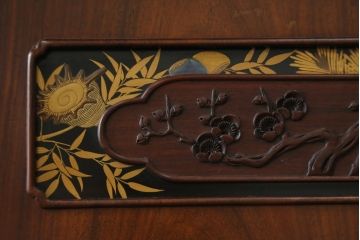 中古　美品　在銘有り　作家物　蒔絵入り　松竹梅・貝柄　総紫檀材(シタン)　丁寧な作り込みの指物が上質な雰囲気を醸し出す高級飾り棚(違い棚、茶棚、戸棚)(R-055430)