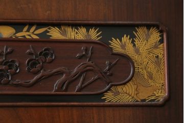 中古　美品　在銘有り　作家物　蒔絵入り　松竹梅・貝柄　総紫檀材(シタン)　丁寧な作り込みの指物が上質な雰囲気を醸し出す高級飾り棚(違い棚、茶棚、戸棚)(R-055430)