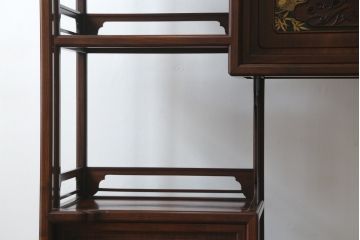 中古　美品　在銘有り　作家物　蒔絵入り　松竹梅・貝柄　総紫檀材(シタン)　丁寧な作り込みの指物が上質な雰囲気を醸し出す高級飾り棚(違い棚、茶棚、戸棚)(R-055430)