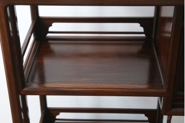 中古　美品　在銘有り　作家物　蒔絵入り　松竹梅・貝柄　総紫檀材(シタン)　丁寧な作り込みの指物が上質な雰囲気を醸し出す高級飾り棚(違い棚、茶棚、戸棚)(R-055430)