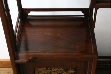中古　美品　在銘有り　作家物　蒔絵入り　松竹梅・貝柄　総紫檀材(シタン)　丁寧な作り込みの指物が上質な雰囲気を醸し出す高級飾り棚(違い棚、茶棚、戸棚)(R-055430)