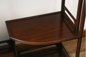 中古　美品　在銘有り　作家物　蒔絵入り　松竹梅・貝柄　総紫檀材(シタン)　丁寧な作り込みの指物が上質な雰囲気を醸し出す高級飾り棚(違い棚、茶棚、戸棚)(R-055430)