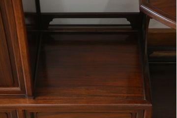 中古　美品　在銘有り　作家物　蒔絵入り　松竹梅・貝柄　総紫檀材(シタン)　丁寧な作り込みの指物が上質な雰囲気を醸し出す高級飾り棚(違い棚、茶棚、戸棚)(R-055430)