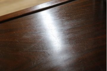 中古　美品　在銘有り　作家物　蒔絵入り　松竹梅・貝柄　総紫檀材(シタン)　丁寧な作り込みの指物が上質な雰囲気を醸し出す高級飾り棚(違い棚、茶棚、戸棚)(R-055430)