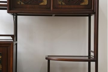 中古　美品　在銘有り　作家物　蒔絵入り　松竹梅・貝柄　総紫檀材(シタン)　丁寧な作り込みの指物が上質な雰囲気を醸し出す高級飾り棚(違い棚、茶棚、戸棚)(R-055430)