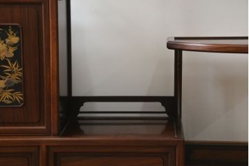 中古　美品　在銘有り　作家物　蒔絵入り　松竹梅・貝柄　総紫檀材(シタン)　丁寧な作り込みの指物が上質な雰囲気を醸し出す高級飾り棚(違い棚、茶棚、戸棚)(R-055430)
