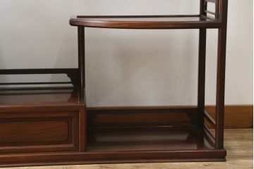 中古　美品　在銘有り　作家物　蒔絵入り　松竹梅・貝柄　総紫檀材(シタン)　丁寧な作り込みの指物が上質な雰囲気を醸し出す高級飾り棚(違い棚、茶棚、戸棚)(R-055430)