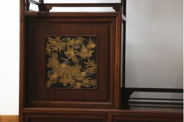中古　美品　在銘有り　作家物　蒔絵入り　松竹梅・貝柄　総紫檀材(シタン)　丁寧な作り込みの指物が上質な雰囲気を醸し出す高級飾り棚(違い棚、茶棚、戸棚)(R-055430)