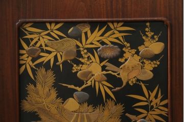 中古　美品　在銘有り　作家物　蒔絵入り　松竹梅・貝柄　総紫檀材(シタン)　丁寧な作り込みの指物が上質な雰囲気を醸し出す高級飾り棚(違い棚、茶棚、戸棚)(R-055430)