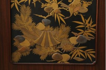 中古　美品　在銘有り　作家物　蒔絵入り　松竹梅・貝柄　総紫檀材(シタン)　丁寧な作り込みの指物が上質な雰囲気を醸し出す高級飾り棚(違い棚、茶棚、戸棚)(R-055430)