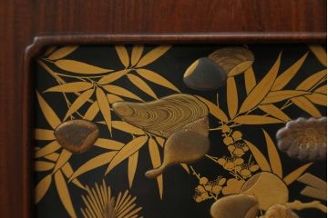 中古　美品　在銘有り　作家物　蒔絵入り　松竹梅・貝柄　総紫檀材(シタン)　丁寧な作り込みの指物が上質な雰囲気を醸し出す高級飾り棚(違い棚、茶棚、戸棚)(R-055430)