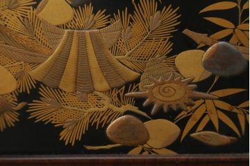中古　美品　在銘有り　作家物　蒔絵入り　松竹梅・貝柄　総紫檀材(シタン)　丁寧な作り込みの指物が上質な雰囲気を醸し出す高級飾り棚(違い棚、茶棚、戸棚)(R-055430)