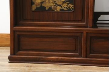 中古　美品　在銘有り　作家物　蒔絵入り　松竹梅・貝柄　総紫檀材(シタン)　丁寧な作り込みの指物が上質な雰囲気を醸し出す高級飾り棚(違い棚、茶棚、戸棚)(R-055430)