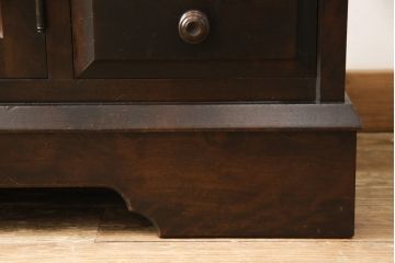 中古　美品　北海道民芸家具　クラシカルな雰囲気が魅力!落ち着きのある空間づくりにおすすめのサイドボード(キャビネット、収納棚、リビングボード、引き出し、チェスト)(R-055431)