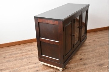 中古　北海道民芸家具　落ち着いた深みのある色合いが美しいサイドボード　(R-055433)