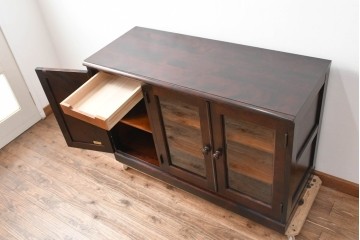 中古　北海道民芸家具　落ち着いた深みのある色合いが美しいサイドボード　(R-055433)