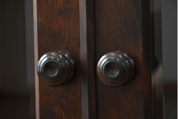 中古　北海道民芸家具　落ち着いた深みのある色合いが美しいサイドボード　(R-055433)