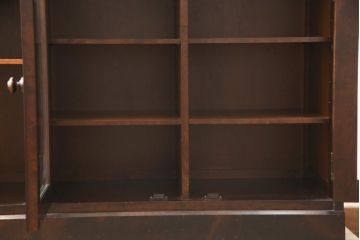 中古　北海道民芸家具　落ち着いた深みのある色合いが美しいサイドボード(サイドキャビネット、戸棚、収納棚)(R-055433)