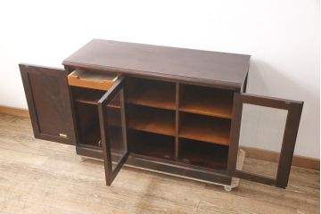中古　北海道民芸家具　落ち着いた深みのある色合いが美しいサイドボード(サイドキャビネット、戸棚、収納棚)(R-055433)