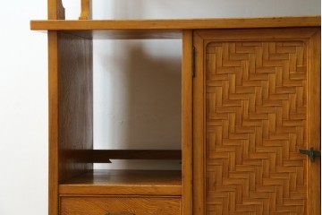 和製ヴィンテージ　民芸家具　屋久杉　矢筈網代(やはずあじろ)の扉が映える飾り棚　(R-055458)