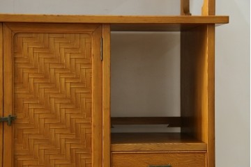 和製ヴィンテージ　民芸家具　屋久杉　矢筈網代(やはずあじろ)の扉が映える飾り棚　(R-055458)