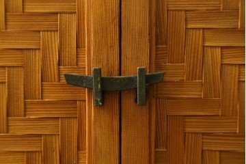 和製ヴィンテージ　民芸家具　屋久杉　矢筈網代(やはずあじろ)の扉が映える飾り棚　(R-055458)