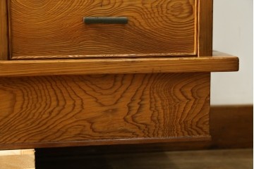 和製ヴィンテージ　民芸家具　屋久杉　矢筈網代(やはずあじろ)の扉が映える飾り棚　(R-055458)