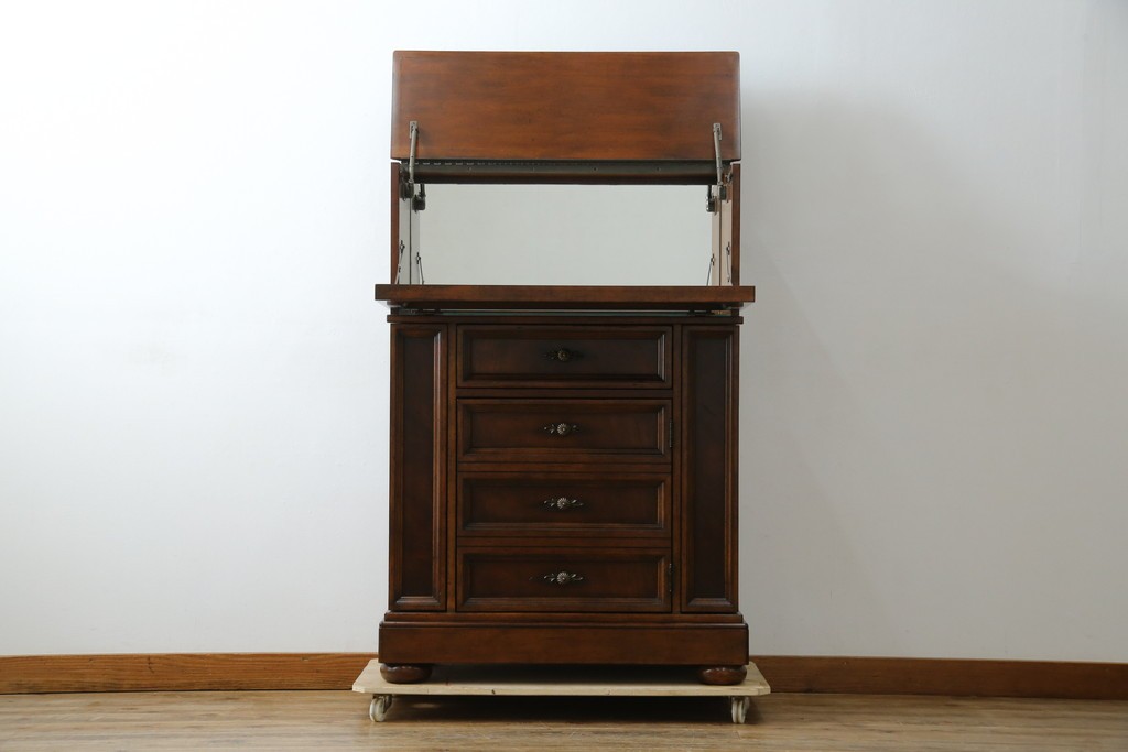 希少　中古　DREXEL HERITAGE(ドレクセルヘリテイジ)　クラシカルなデザインが魅力的なドレッサー　(R-055459)