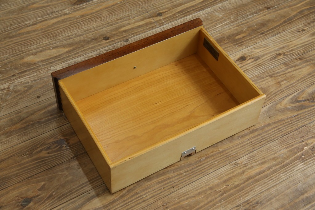 希少　中古　DREXEL HERITAGE(ドレクセルヘリテイジ)　クラシカルなデザインが魅力的なドレッサー　(R-055459)