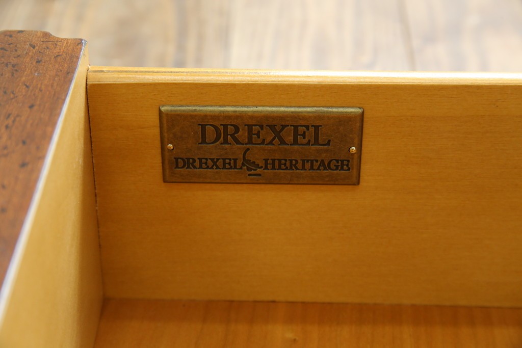希少　中古　DREXEL HERITAGE(ドレクセルヘリテイジ)　クラシカルなデザインが魅力的なドレッサー　(R-055459)