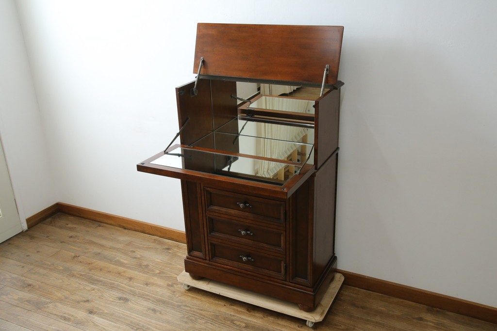 希少　中古　DREXEL HERITAGE(ドレクセルヘリテイジ)　クラシカルなデザインが魅力的なドレッサー　(R-055459)