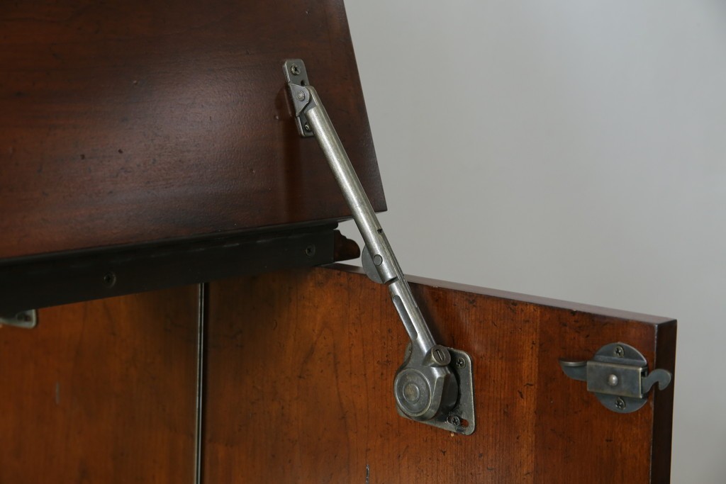 希少　中古　DREXEL HERITAGE(ドレクセルヘリテイジ)　クラシカルなデザインが魅力的なドレッサー　(R-055459)