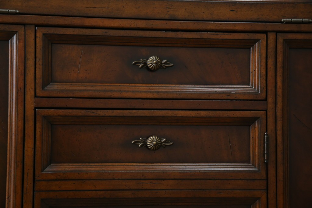 希少　中古　DREXEL HERITAGE(ドレクセルヘリテイジ)　クラシカルなデザインが魅力的なドレッサー　(R-055459)