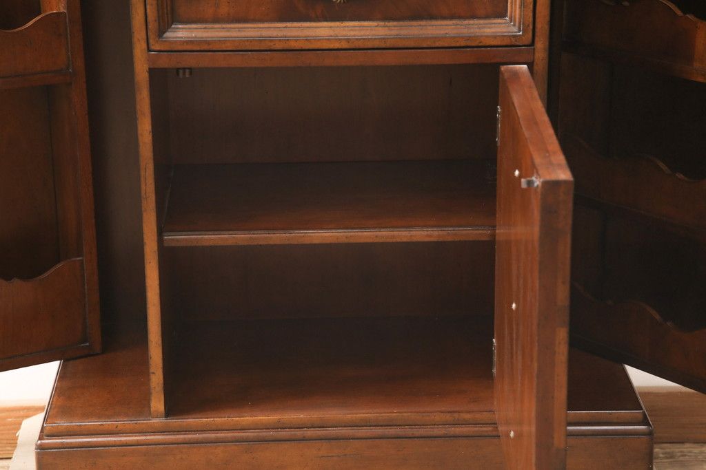 希少 中古 DREXEL HERITAGE(ドレクセルヘリテイジ) クラシカルなデザインが魅力的なドレッサー(サイドキャビネット、鏡台、化粧台、サイドボード、サイドチェスト、引き出し)(R-055459)