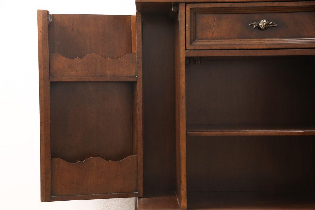 希少 中古 DREXEL HERITAGE(ドレクセルヘリテイジ) クラシカルなデザインが魅力的なドレッサー(サイドキャビネット、鏡台、化粧台、サイドボード、サイドチェスト、引き出し)(R-055459)