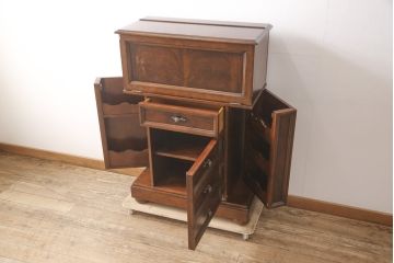 希少 中古 DREXEL HERITAGE(ドレクセルヘリテイジ) クラシカルなデザインが魅力的なドレッサー(サイドキャビネット、鏡台、化粧台、サイドボード、サイドチェスト、引き出し)(R-055459)